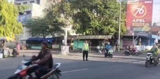 Guna Antisipasi Kemacetan Polsek Ngimbang Secara Rutin Gelar Commanderwish Di Pagi