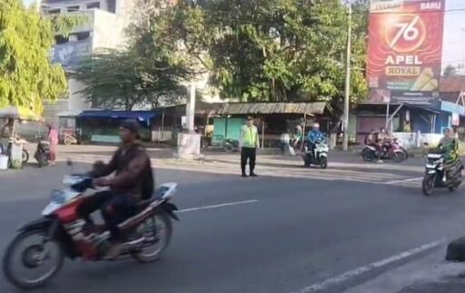 Guna Antisipasi Kemacetan Polsek Ngimbang Secara Rutin Gelar Commanderwish Di Pagi