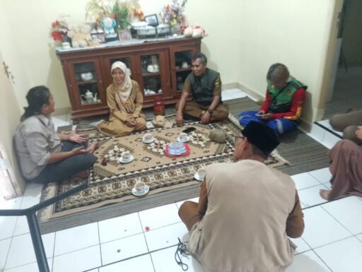 Tersentuh Kondisi Warga, Camat Sukabumi dan Kades Warnasari Beri Bantuan kepada Thevi Suhenda