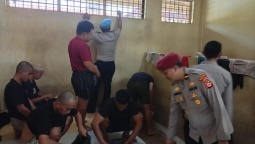 ANTISIPASI GANGGUAN KEAMANAN DAN MASUKNYA BARANG TERLARANG, POLRES OGAN ILIR LAKSANAKAN RAZIA RUANG TAHANAN