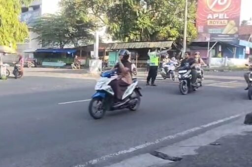 Polsek Ngimbang Secara Rutin Gelar Commanderwish Di Pagi Hari Guna cegah Kemacetan Polsek Ngimbang Secara Rutin Gelar Commanderwish Di Pagi Hari Guna cegah Kemacetan
