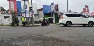 Guna Antisipasi Kemacetan Polsek Ngimbang Secara Rutin Gelar Commanderwish Di Pagi