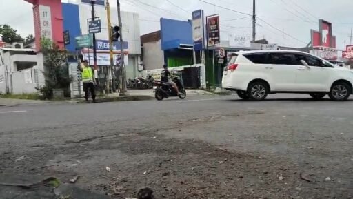 Guna Antisipasi Kemacetan Polsek Ngimbang Secara Rutin Gelar Commanderwish Di Pagi Guna Antisipasi Kemacetan Polsek Ngimbang Secara Rutin Gelar Commanderwish Di Pagi