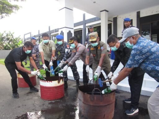Lanal Morotai Gagalkan dan Musnahkan Minuman Keras Illegal Lanal Morotai Gagalkan dan Musnahkan Minuman Keras Illegal