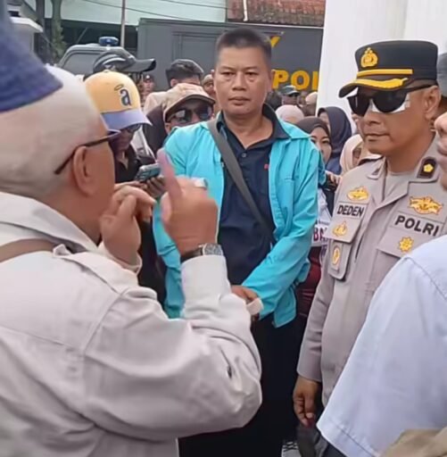 Kondisi Sakit Tetap Kawal Demo, Dedikasi Kompol Deden Sulaeman Tuai Sorotan Kondisi Sakit Tetap Kawal Demo, Dedikasi Kompol Deden Sulaeman Tuai Sorotan