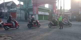 Guna Antisipasi Kemacetan Polsek Ngimbang Secara Rutin Gelar Commanderwish Di Pagi