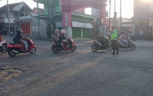 Guna Antisipasi Kemacetan Polsek Ngimbang Secara Rutin Gelar Commanderwish Di Pagi Guna Antisipasi Kemacetan Polsek Ngimbang Secara Rutin Gelar Commanderwish Di Pagi