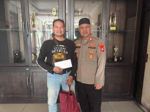 Kapolsek Bekasi Barat Berikan Santunan kepada Keluarga Awak Media yang Sedang Menghadapi Musibah Kapolsek Bekasi Barat Berikan Santunan kepada Keluarga Awak Media yang Sedang Menghadapi Musibah