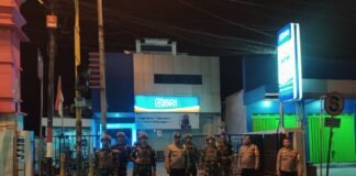 Polsek Ngimbang Gelar Patroli Sinergitas Bersama TNI Yon TF 887 Guna Siskamtibmas Daerah Rawan Kriminal