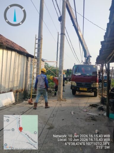 Proses Pemindahan Tiang Listrik PLN di Jalan Desa Sukamulya Dimulai, Warga merasa senang Proses Pemindahan Tiang Listrik PLN di Jalan Desa Sukamulya Dimulai, Warga merasa senang