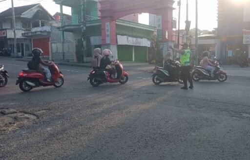 Polsek Ngimbang Secara Rutin Gelar Commanderwish Di Pagi Hari Guna cegah Kemacetan Polsek Ngimbang Secara Rutin Gelar Commanderwish Di Pagi Hari Guna cegah Kemacetan
