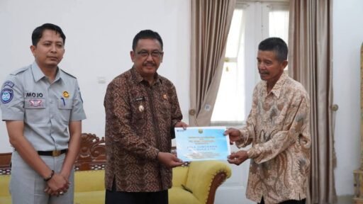 Jasa Raharja Serahkan Santunan Korban Lakalantas di Sukabumi Jasa Raharja Serahkan Santunan Korban Lakalantas di Sukabumi