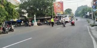 Polsek Ngimbang Secara Rutin Gelar Commanderwish Di Pagi Hari Guna cegah Kemacetan
