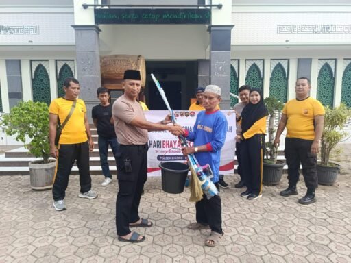 Sambut HUT ke-80 Bhayangkara, Polsek BINONG Polres Subang Bersihkan Masjid Sambut HUT ke-80 Bhayangkara, Polsek BINONG Polres Subang Bersihkan Masjid