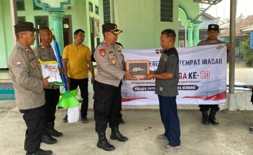 Sambut Hari Bhayangkara ke-80, Polsek Patokbeusi Gelar Bakti Sosial dan Salurkan Sembako untuk Marbot Masjid Sambut Hari Bhayangkara ke-80, Polsek Patokbeusi Gelar Bakti Sosial dan Salurkan Sembako untuk Marbot Masjid