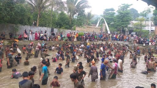 Gubyag Balong Warnai Safari Cinta Pamuka Lawang Hari Jadi, Sederhana Makna Bintang Lima Gubyag Balong Warnai Safari Cinta Pamuka Lawang Hari Jadi, Sederhana Makna Bintang Lima