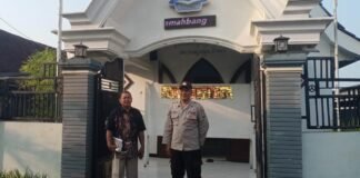 Personil Polsek Ngimbang Gelar Pengamanan Ibadah Minggu Pagi Di Gereja GKJTU Dan GJWI Desa Ngasemlemahbang