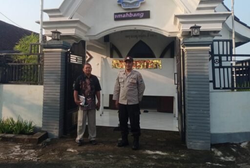 Personil Polsek Ngimbang Gelar Pengamanan Ibadah Minggu Pagi Di Gereja GKJTU Dan GJWI Desa Ngasemlemahbang Personil Polsek Ngimbang Gelar Pengamanan Ibadah Minggu Pagi Di Gereja GKJTU Dan GJWI Desa Ngasemlemahbang