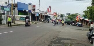 Guna Antisipasi Kemacetan Polsek Ngimbang Secara Rutin Gelar CommanderwishPagi di Wilayah Ngimbang