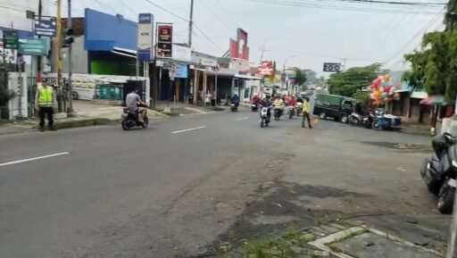 Guna Antisipasi Kemacetan Polsek Ngimbang Secara Rutin Gelar CommanderwishPagi di Wilayah Ngimbang Guna Antisipasi Kemacetan Polsek Ngimbang Secara Rutin Gelar CommanderwishPagi di Wilayah Ngimbang
