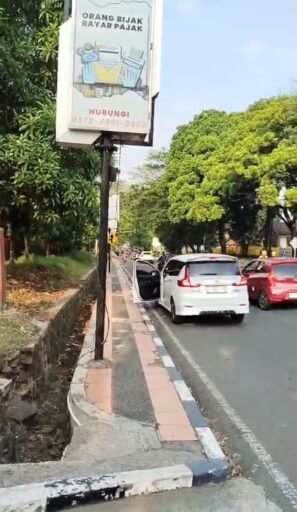 Reklame di Atas Trotoar Subang Tuai Kritik, Warga Minta Satpol PP Tegakkan Perda K3, Reklame di Atas Trotoar Subang Tuai Kritik, Warga Minta Satpol PP Tegakkan Perda K3,