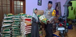 Bhabinkamtibmas Sidomuti Kawal Ketat Penyaluran BPNT Tiga Bulan Sekaligus, Pastikan Bantuan Tepat Sasaran