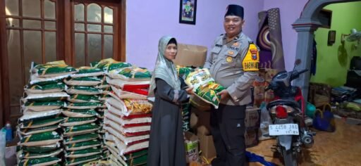 Bhabinkamtibmas Sidomuti Kawal Ketat Penyaluran BPNT Tiga Bulan Sekaligus, Pastikan Bantuan Tepat Sasaran Bhabinkamtibmas Sidomuti Kawal Ketat Penyaluran BPNT Tiga Bulan Sekaligus, Pastikan Bantuan Tepat Sasaran