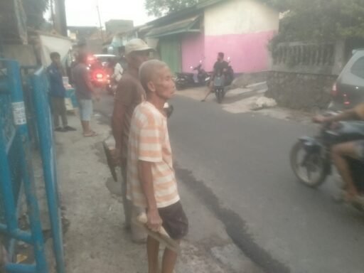 Warga RW 16 Darmajaya Turun Tangan, Marka Jalan Panji Kembali Rapi Lewat Gotong Royong. Warga RW 16 Darmajaya Turun Tangan, Marka Jalan Panji Kembali Rapi Lewat Gotong Royong.