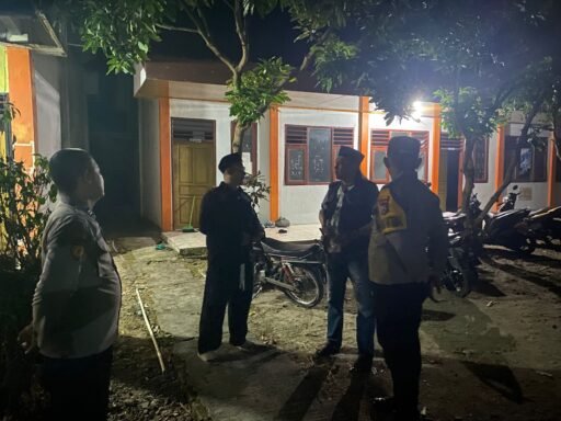 Guna Cegah Dan Daya Tangkal 4C Polsek Ngimbang Gelar Patroli Blue Light Di Daerah Rawan Guantibmas Guna Cegah Dan Daya Tangkal 4C Polsek Ngimbang Gelar Patroli Blue Light Di Daerah Rawan Guantibmas