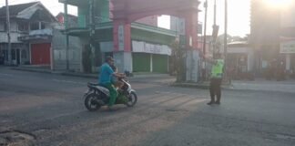 Guna Antisipasi Kemacetan Polsek Ngimbang Secara Rutin Gelar CommanderwishPagi di Wilayah Ngimbang