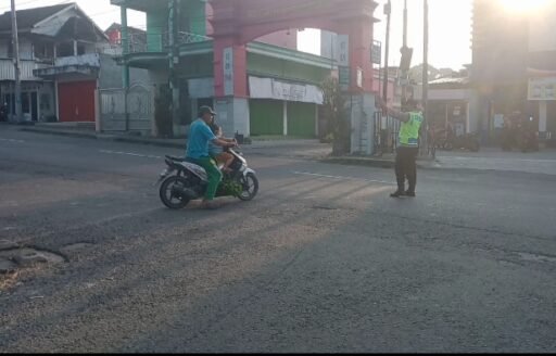 Guna Antisipasi Kemacetan Polsek Ngimbang Secara Rutin Gelar CommanderwishPagi di Wilayah Ngimbang Guna Antisipasi Kemacetan Polsek Ngimbang Secara Rutin Gelar CommanderwishPagi di Wilayah Ngimbang