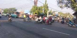 Personil Polsek Ngimbang Secara Rutin Gelar Commanderwish Di Pagi Hari Guna cegah Kemacetan