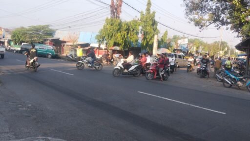 Personil Polsek Ngimbang Secara Rutin Gelar Commanderwish Di Pagi Hari Guna cegah Kemacetan Personil Polsek Ngimbang Secara Rutin Gelar Commanderwish Di Pagi Hari Guna cegah Kemacetan