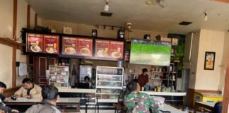 Jalin Kebersamaan dengan Warga, Kodim 1204/Sanggau Gelar Nonton Bareng Piala Dunia