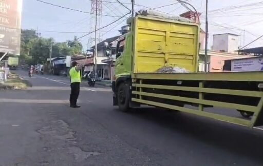 Personil Polsek Ngimbang Secara Rutin Gelar Commanderwish Di Pagi Hari Guna cegah Kemacetan Personil Polsek Ngimbang Secara Rutin Gelar Commanderwish Di Pagi Hari Guna cegah Kemacetan