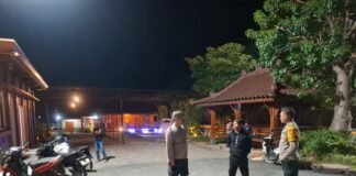 Guna Cegah Dan Daya Tangkal 4C Polsek Ngimbang Gelar Patroli Blue Light Di Daerah Rawan