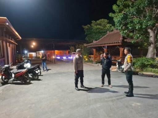 Guna Cegah Dan Daya Tangkal 4C Polsek Ngimbang Gelar Patroli Blue Light Di Daerah Rawan Guna Cegah Dan Daya Tangkal 4C Polsek Ngimbang Gelar Patroli Blue Light Di Daerah Rawan