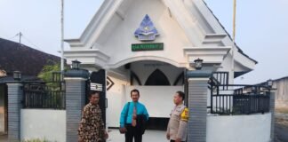 Personil Polsek Ngimbang Gelar Pengamanan Ibadah Minggu Pagi Di Gereja GKJTU Dan GJWI Desa Ngasemlemahbang