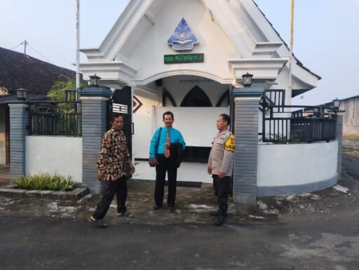 Personil Polsek Ngimbang Gelar Pengamanan Ibadah Minggu Pagi Di Gereja GKJTU Dan GJWI Desa Ngasemlemahbang Personil Polsek Ngimbang Gelar Pengamanan Ibadah Minggu Pagi Di Gereja GKJTU Dan GJWI Desa Ngasemlemahbang