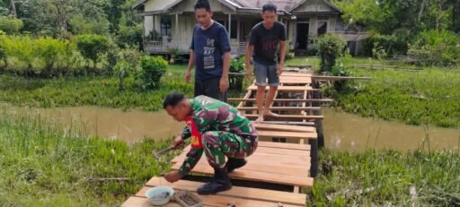 Bantu Kesulitan Rakyat, Babinsa Koramil 04/Jawai Bantu Warga Perbaiki Jembatan Penyeberangan Orang. Bantu Kesulitan Rakyat, Babinsa Koramil 04/Jawai Bantu Warga Perbaiki Jembatan Penyeberangan Orang.