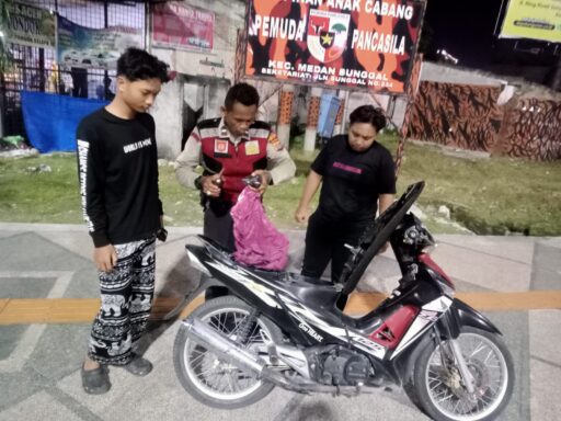 Patroli Blue Light Polsek Sunggal, Respons Cepat Cegah Balap Liar di Persimpangan Manhattan Patroli Blue Light Polsek Sunggal, Respons Cepat Cegah Balap Liar di Persimpangan Manhattan