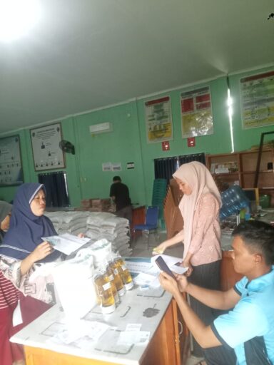 Ringankan Beban Emak-Emak, 99 (KPM) di Desa Mangku Negara Timur Terima Bantuan Pangan Gratis Ringankan Beban Emak-Emak, 99 (KPM) di Desa Mangku Negara Timur Terima Bantuan Pangan Gratis