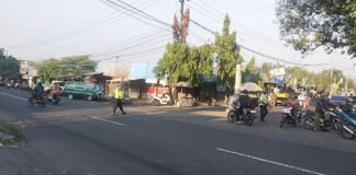 Guna Antisipasi Kemacetan Polsek Ngimbang Secara Rutin Gelar CommanderwishPagi di Wilayah Ngimbang