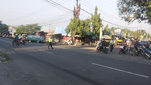 Guna Antisipasi Kemacetan Polsek Ngimbang Secara Rutin Gelar CommanderwishPagi di Wilayah Ngimbang Guna Antisipasi Kemacetan Polsek Ngimbang Secara Rutin Gelar CommanderwishPagi di Wilayah Ngimbang