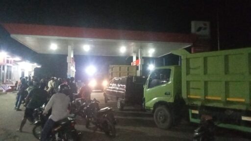 Antrean Pertalite Hingga Larut Malam di SPBU PALI Dikeluhkan Warga, Stok Siang Hari Kerap Habis Antrean Pertalite Hingga Larut Malam di SPBU PALI Dikeluhkan Warga, Stok Siang Hari Kerap Habis