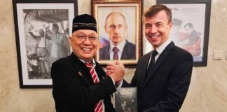 *Diplomasi Moralitas: Wilson Lalengke Serahkan Buku “Ijazah Jokowi” kepada Duta Besar Rusia Sergey Tolchenov*