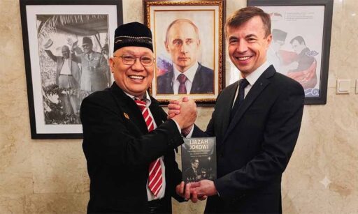 *Diplomasi Moralitas: Wilson Lalengke Serahkan Buku “Ijazah Jokowi” kepada Duta Besar Rusia Sergey Tolchenov* *Diplomasi Moralitas: Wilson Lalengke Serahkan Buku “Ijazah Jokowi” kepada Duta Besar Rusia Sergey Tolchenov*