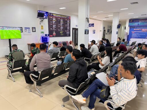 Ciptakan Suasana Nyaman, Satlantas Hadirkan Nobar Piala Dunia dan Pemohon SIM Bikin Antrean SIM Makin Ceria Ciptakan Suasana Nyaman, Satlantas Hadirkan Nobar Piala Dunia dan Pemohon SIM Bikin Antrean SIM Makin Ceria