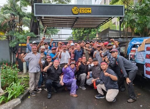 *Dari Kantor ESDM Jakarta: Dr.Fachrul Razi Ancam Demo Aceh Akan Berlanjut Ke Istana* *Dari Kantor ESDM Jakarta: Dr.Fachrul Razi Ancam Demo Aceh Akan Berlanjut Ke Istana*