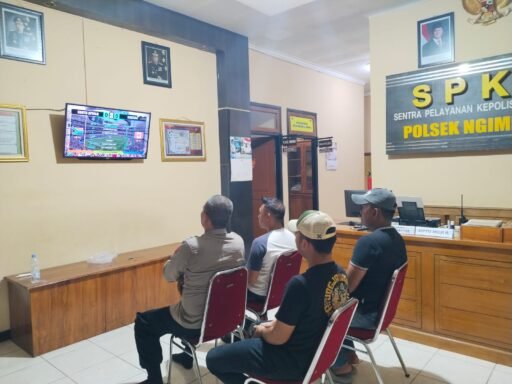 Polsek Ngimbang Menggelar Kegiatan NOBAR Piala Dunia Tahun 2026 Antara Afrika Selatan Vs Canada Polsek Ngimbang Menggelar Kegiatan NOBAR Piala Dunia Tahun 2026 Antara Afrika Selatan Vs Canada